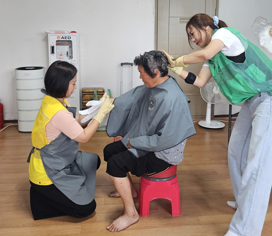 완도군새마을회 금일읍 상화마을서 재능나눔 이미용 봉사활동