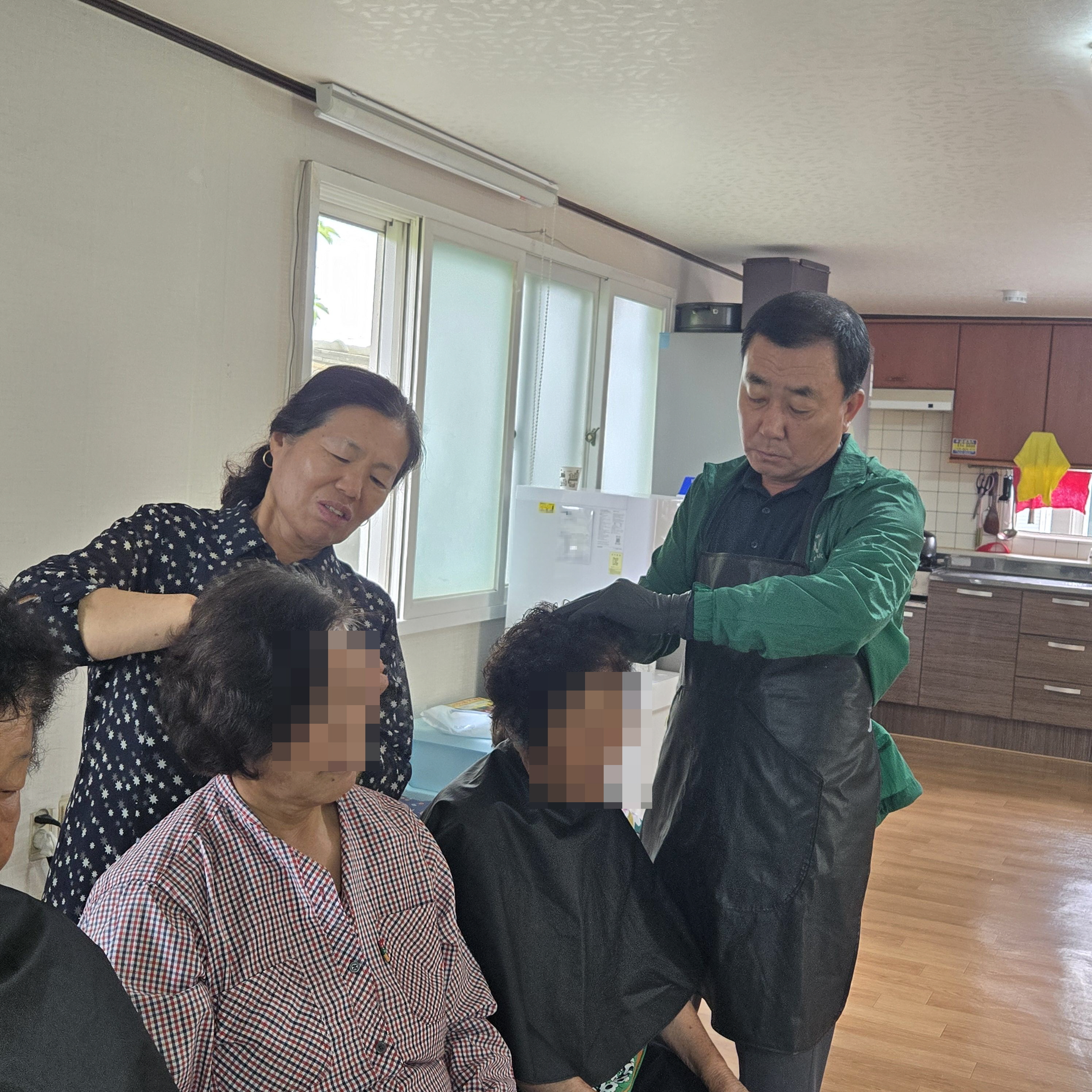 고흥군새마을부녀회,&ldquo;찾아가는 이.미용&rdquo;염색봉사로 이웃에 따뜻한 손길